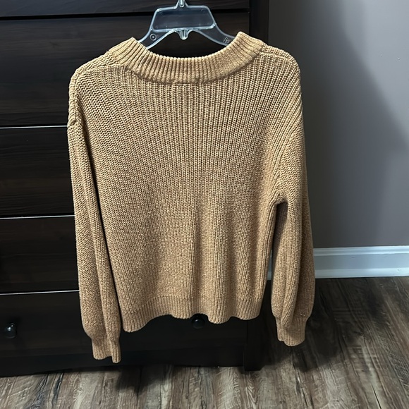 H&M Warm in great condition sweater! Perfect for fall - Picture 2 of 4